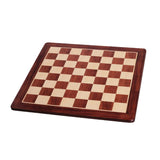 Professionellt schackbräde i padauk och lönn med rundade hörn på vit bakgrund för schackspelaren som inte kompromissar med kvaliteten.