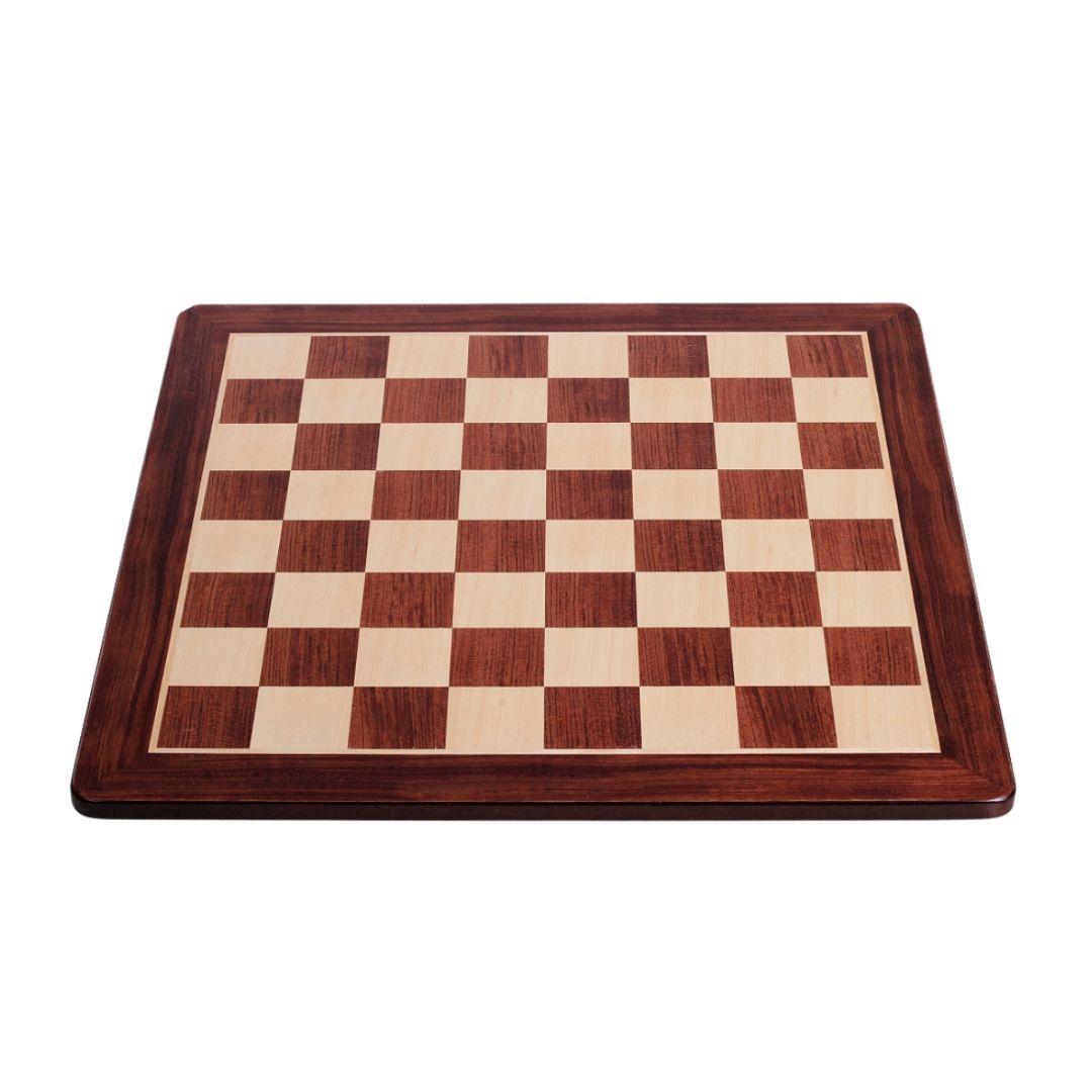 Schackbräde i trä med rundade hörn utan notation och schackpjäser att spela med eller ha stående på soffbordet