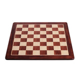 Schackbräde i trä med rundade hörn utan notation och schackpjäser att spela med eller ha stående på soffbordet