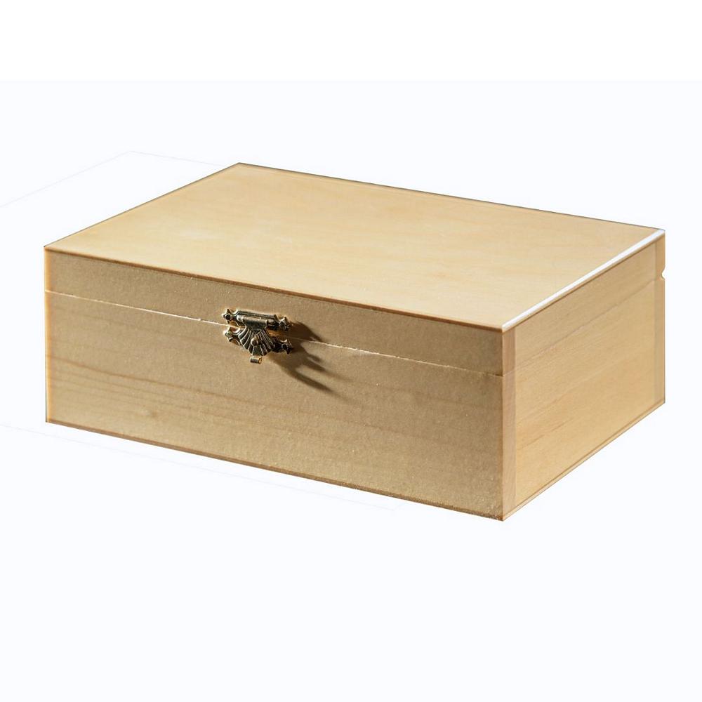 En stängd förvaringslåda i ljust trä för schackpjäser. Lådan har ett dekorativt guldfärgat metallås på framsidan.