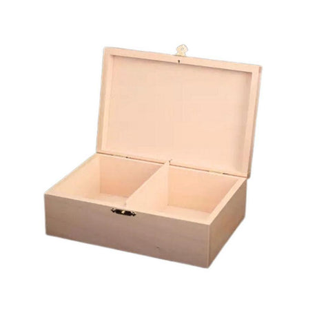 En öppen förvaringslåda i ljust trä med två invändiga fack för att separera svarta och vita schackpjäser. Lådan har ett guldfärgat gångjärn och låsmekanism.