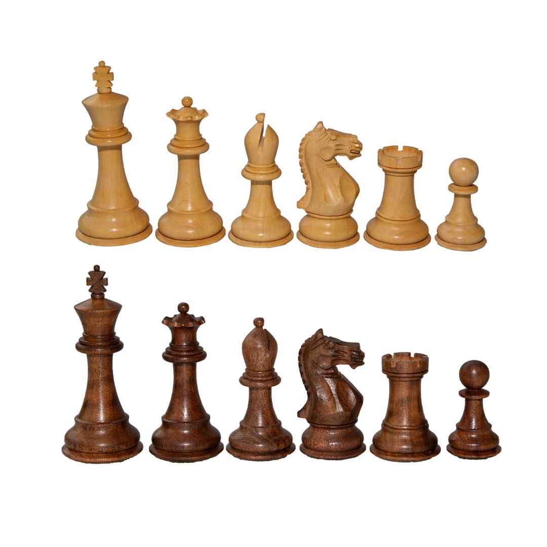 Vackra handskurna schackpjäser i högklassig staun-design med ljusa och mörkbruna pjäser som passar perfekt till ett lyxigt schackspel.