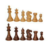 Vackra handskurna schackpjäser i högklassig staun-design med ljusa och mörkbruna pjäser som passar perfekt till ett lyxigt schackspel.