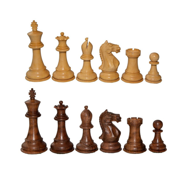 Vackra handskurna schackpjäser i högklassig staun-design med ljusa och mörkbruna pjäser som passar perfekt till ett lyxigt schackspel.