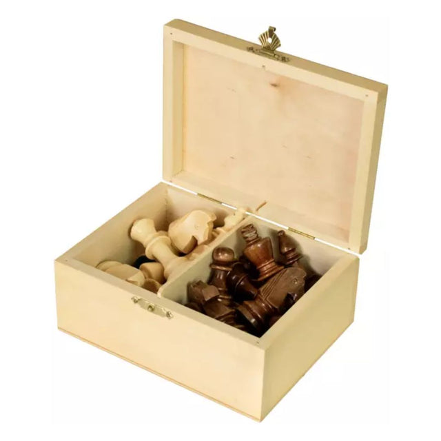 Schackpjäser i trä i trälåda med fackindelning så att de ljusa och mörka schackpjäserna kan förvaras separat