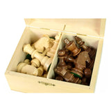 Öppen trälåda för förvaring av schackpjäser i trä i staunton-design i naturliga träfärger och rustik finish