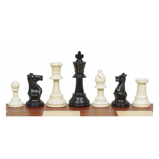 Danish School Chess schackpjäser i plast i klassisk staunton-design som står på sidan av ett schackbräde
