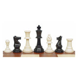 Dansk Skoleskak schackpjäser i plast i klassisk staunton-design som står på sidan av ett schackbräde