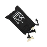 Svart schackpjäspåse med plats för schackpjäser och med Danish School Chess-logotypen tryckt öppen med svarta och vita schackpjäser som kommer ut ur den