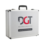 Förvaring för schackur som har utvecklats av DGT, som tillverkar schackur för schackorganet FIDE och deras turneringar. Väskan är grå och DGT:s logotyp är tryckt på den.