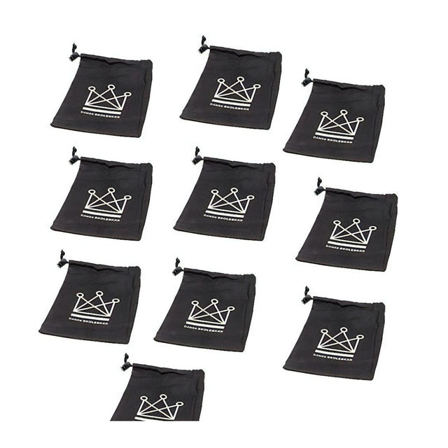 10 schackpåsar i kraftig bomull med den danska Skokeskak-logotypen tryckt på och ett smart lås för att hålla påsen stängd