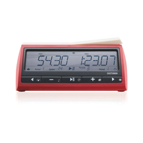 DGT3000 schackklockan sett framifrån med sina många olika inställningar och stilrena röda design