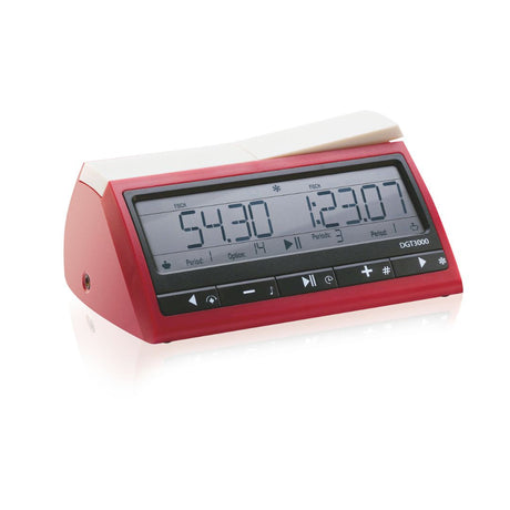 Rött och vitt schackur sett från sidan på en stilren vit bakgrund där vitt är i draget och har nästan en och en halv timme kvar.