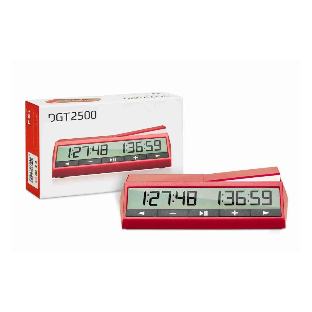 DGT2500 med sin presentförpackning bredvid. Klockan är inställd på klassisk koordinerad schack, vilket är den officiella tidskontrollen.