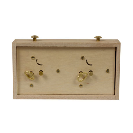 På baksidan av den analoga schackklockan kan man ställa in tiden