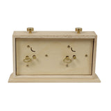 På baksidan av den stora analoga schackklockan kan man dra upp den så att tiden är exakt.