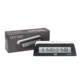 DGT1001 schackur bredvid sin låda som kommer från FIDE:s officiella tillverkare av schackklockor, DGT.