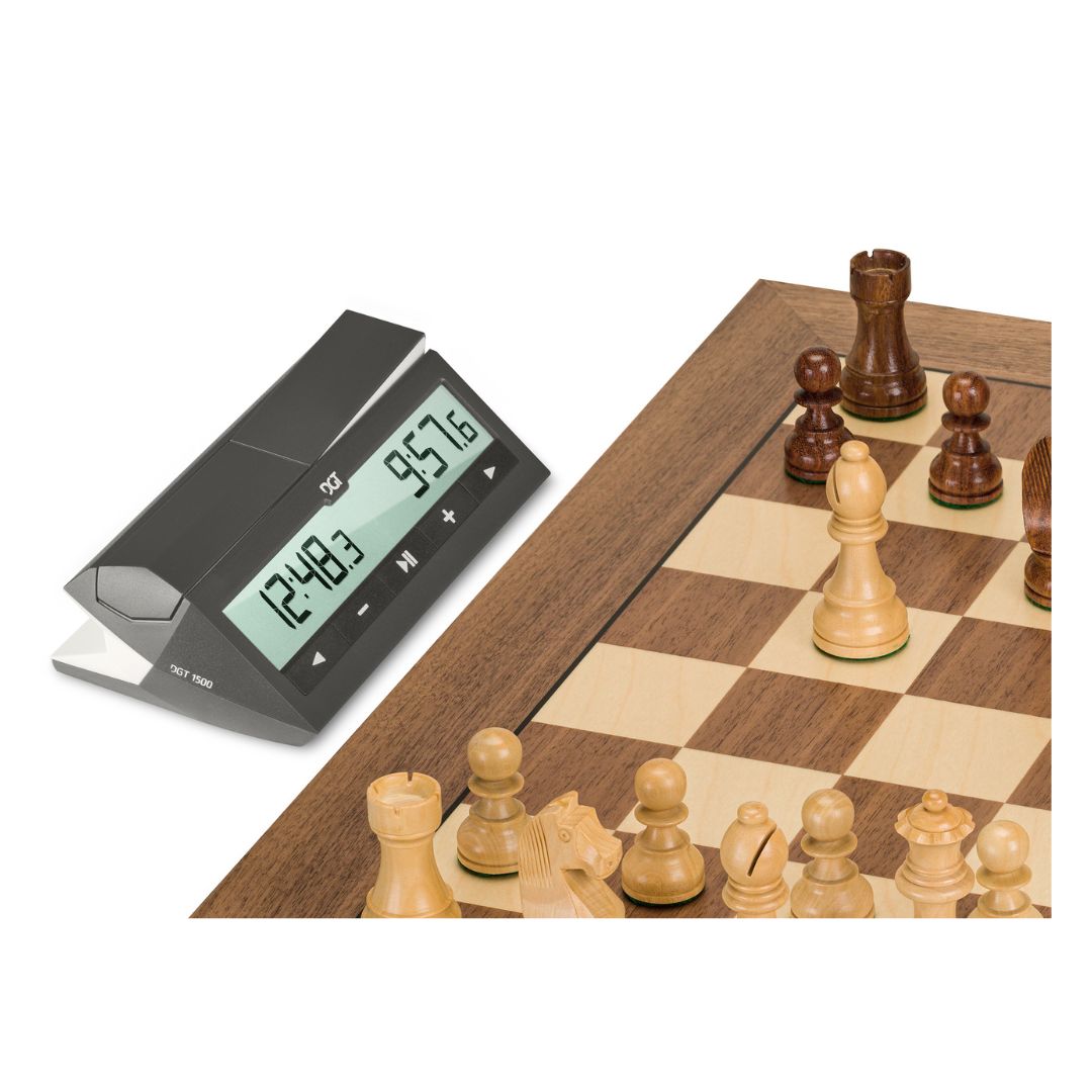 DGT1500 schackklocka placerad framför ett schackspel i trä - såld av schackshoppen, en del av dansk skolschack