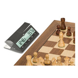 DGT1500 schackklocka placerad framför ett schackspel i trä - såld av schackshoppen, en del av dansk skolschack