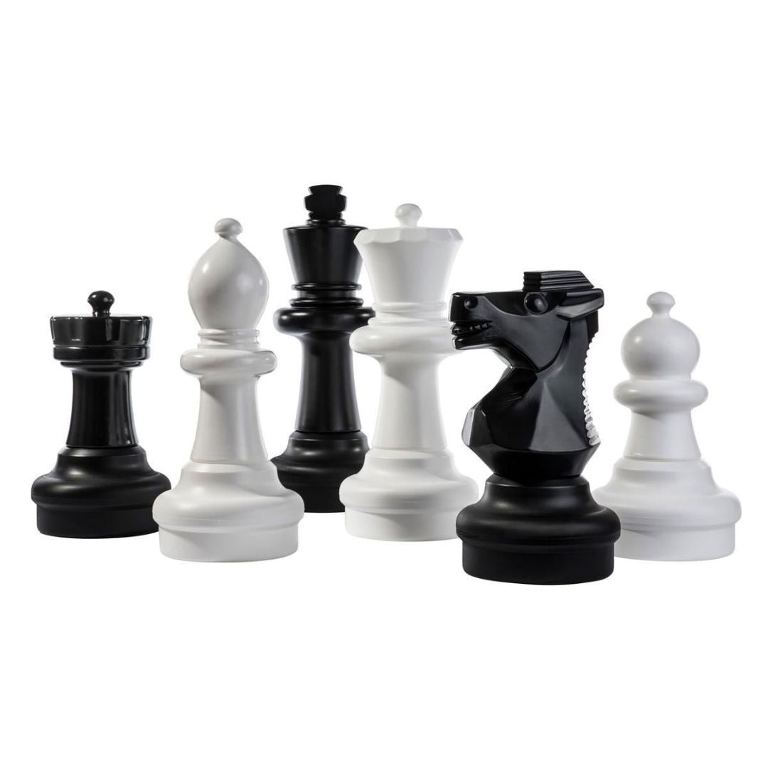 Stora schackpjäser med alla pjäser som kan användas för att spela på riktigt stora schackbräden på campingen, t.ex.