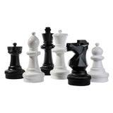 Stora schackpjäser med alla pjäser som kan användas för att spela på riktigt stora schackbräden på campingen, t.ex.