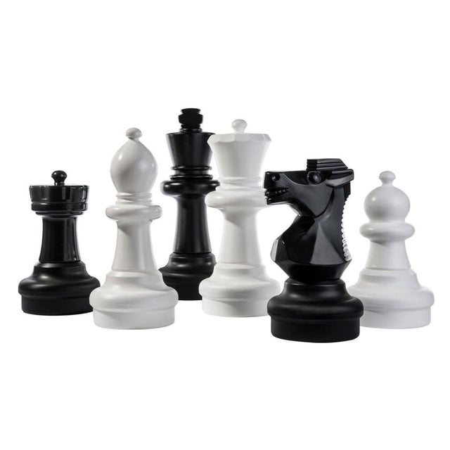 Stora schackpjäser med alla pjäser som kan användas för att spela på riktigt stora schackbräden på campingen, t.ex.