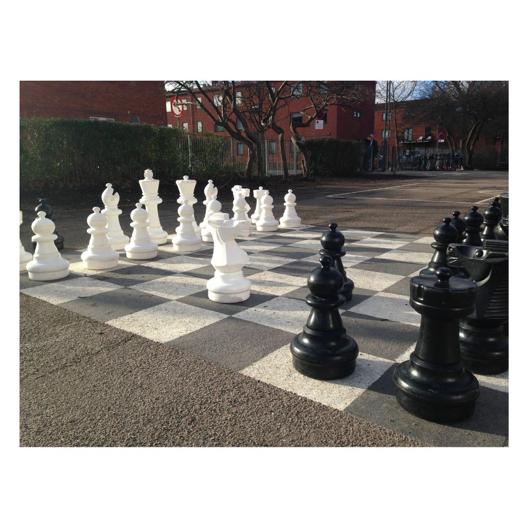 Schackspel för utomhusbruk på skolgården bredvid lekplatsen och lätt att använda
