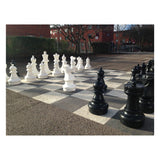 Schackspel för utomhusbruk på skolgården bredvid lekplatsen och lätt att använda