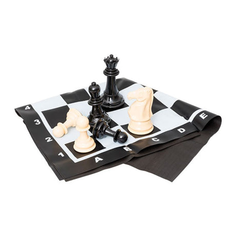 Veckad schackduk med pjäser som står på toppen av stall