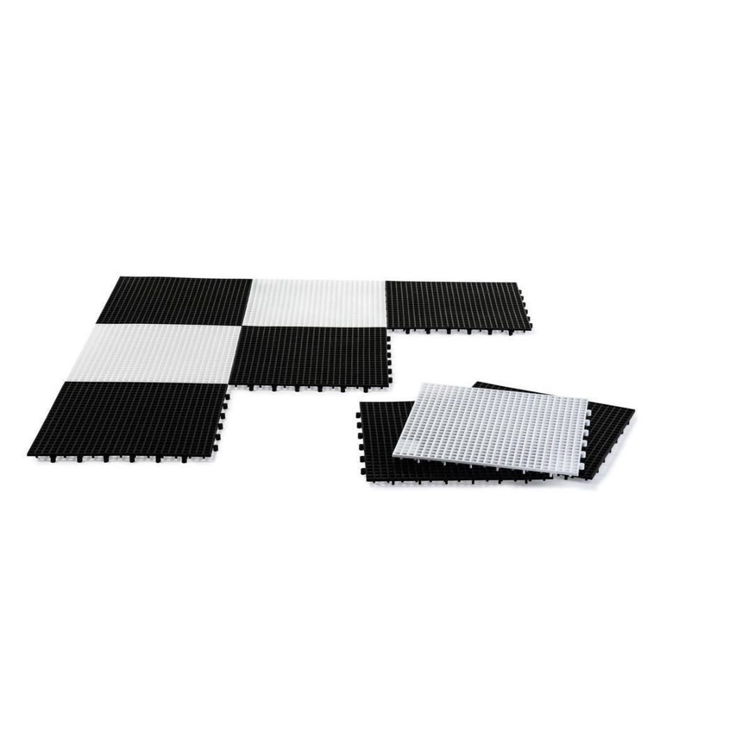 Jättelikt schackbräde bestående av 64 klickbara rutor