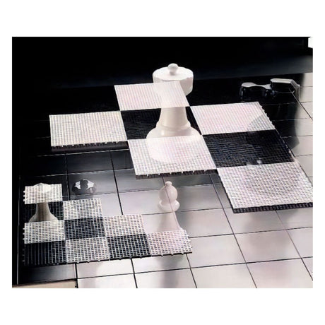 Jättelikt schackspel bestående av stora schackpjäser och en bas som kan klickas ihop och förvaras litet