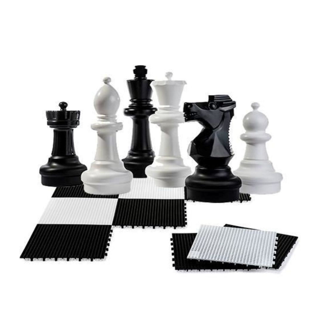 Stora schackpjäser i svart och vitt med ett stort schackbräde med stora rutor