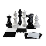 Stora schackpjäser i svart och vitt med ett stort schackbräde med stora rutor