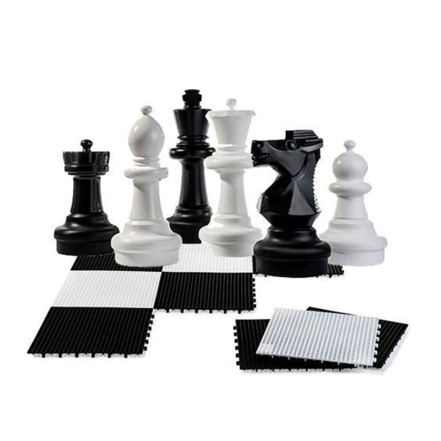 Stora schackpjäser i svart och vitt med ett stort schackbräde med stora rutor