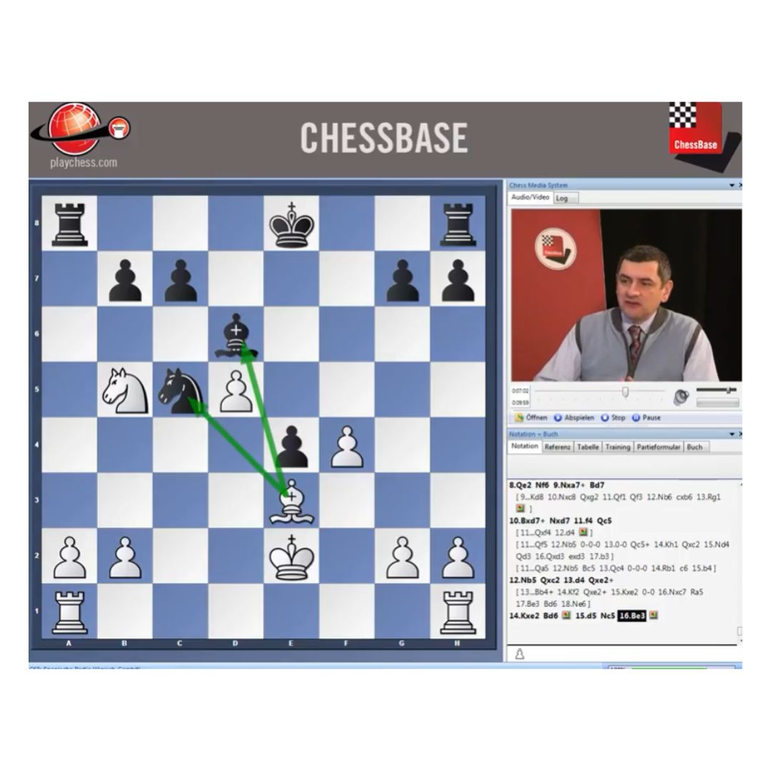 Chessbase står skrevet med stora bokstäver högst upp medan stormästare i schack förklarar öppningsteori i spansk öppning med schackpjäser.