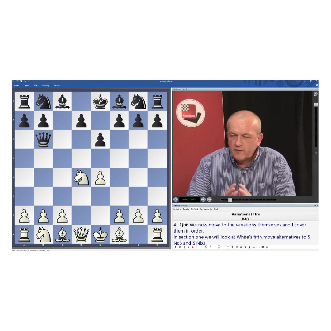 Andrew Martin analyserar en ställning i en sidovariant i sicilianska försvaret med de svarta schackpjäserna på ett schackbräde med vita och blå rutor.