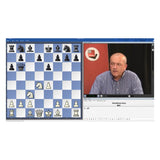 Andrew Martin sitter framför ChessBase-logotypen och tittar på ett schackbräde med en ställning från sicilianska försvaret i schackspelet.