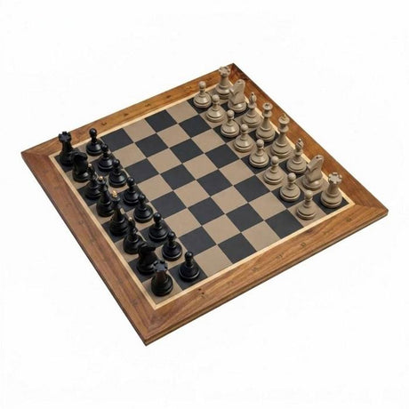 Komplett lyx designer schackset i mörkt valnötsträ. Uppställt i startposition med pjäser i matt svart och beige.