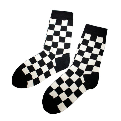 Svarta och vita rutiga strumpor finns i flera storlekar.
