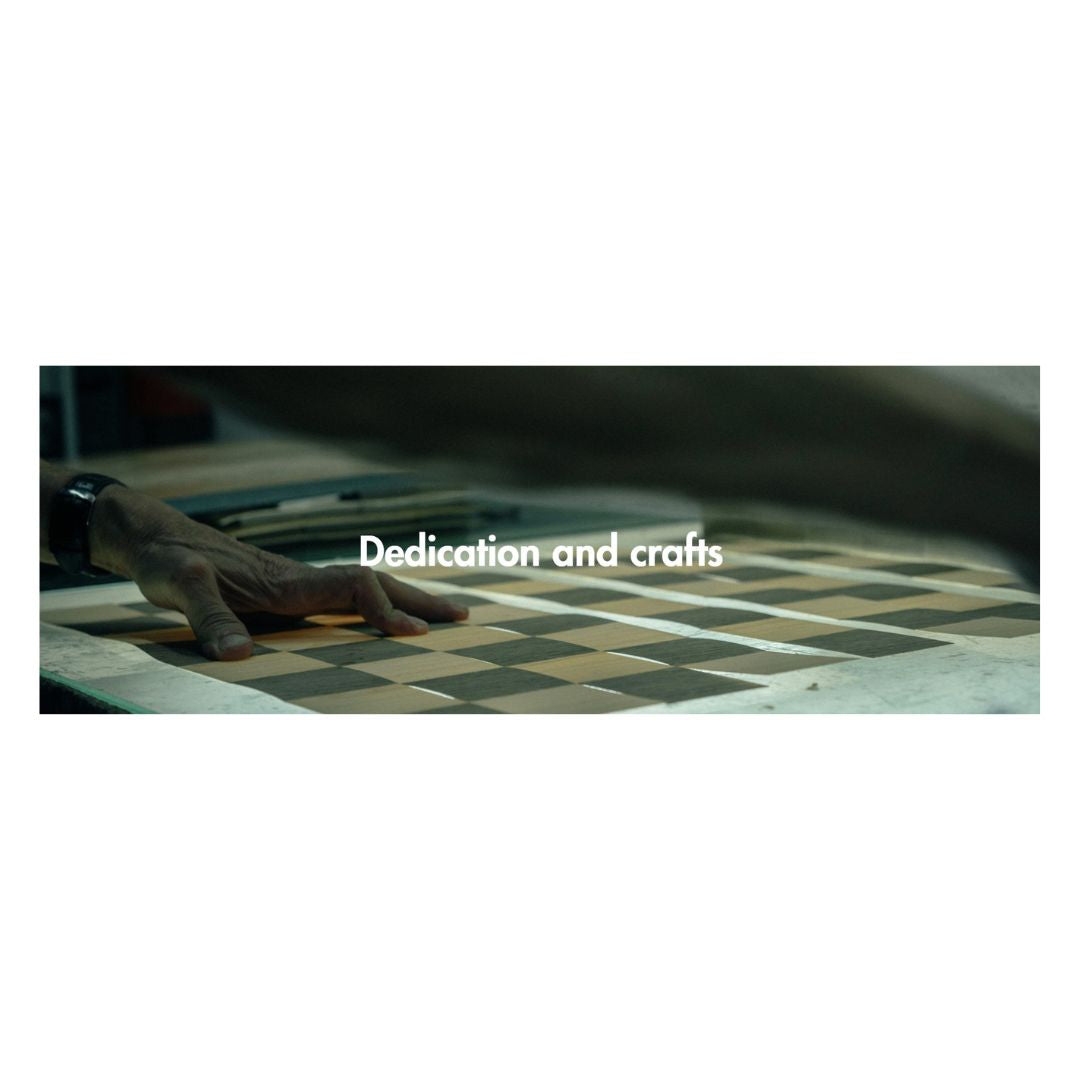 Skakbrætterne produceres i et værksted i Spanien af mærket Ferrer som ligger lige i udkanten af Barcelona