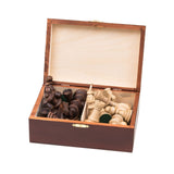 Staunton-pjäser i avenboksträ liggande sorterade i en låda som har öppnats och fyllts