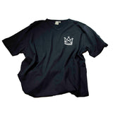 T-shirt i mörkblått med dansk skolschacks logotyp tryckt på bröstet #mindresnakmereskolschack