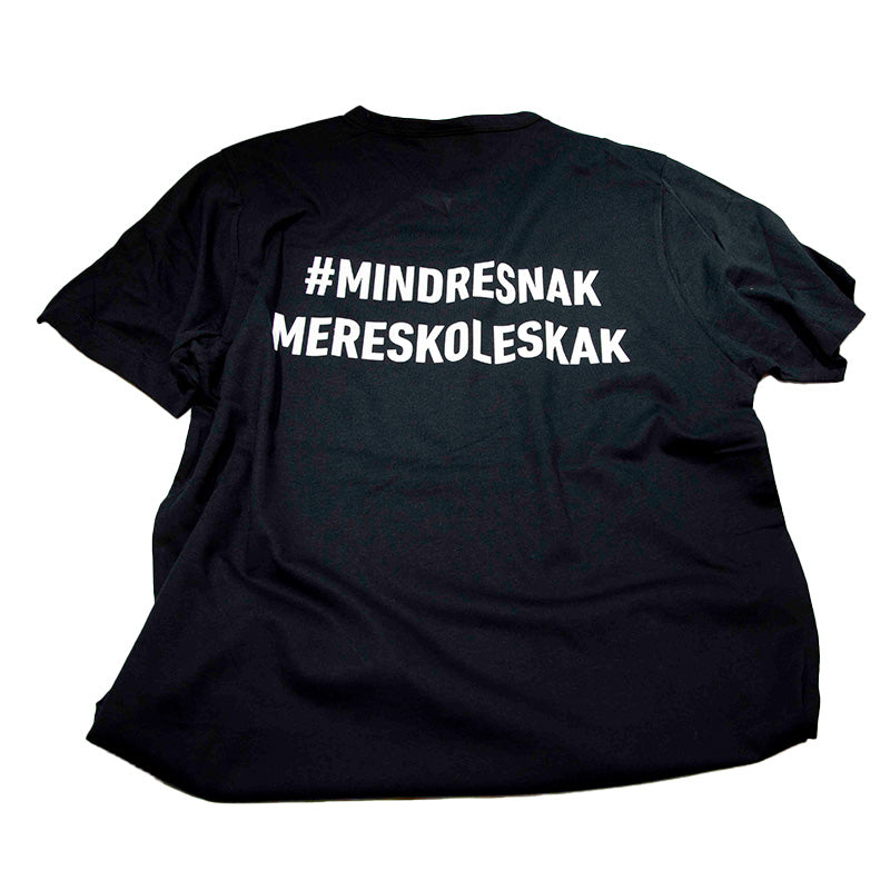 Baksidan av t-shirt från dansk skolschack med hashtaggen #mindresnakmereskoleskak på baksidan