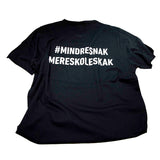 Baksidan av t-shirt från dansk skolschack med hashtaggen #mindresnakmereskoleskak på baksidan