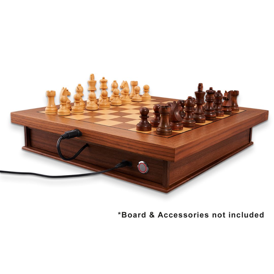 Millennium luxe-skåp med en schackdator i trä placerad ovanpå tillsammans med ett set schackpjäser i trä och en sladd till apparaten.