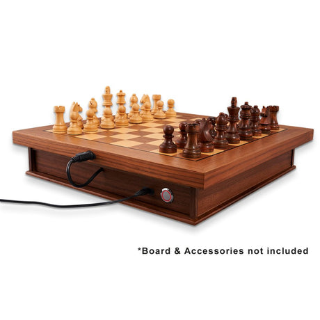 Millennium luxe-skåp med en schackdator i trä placerad ovanpå tillsammans med ett set schackpjäser i trä och en sladd till apparaten.