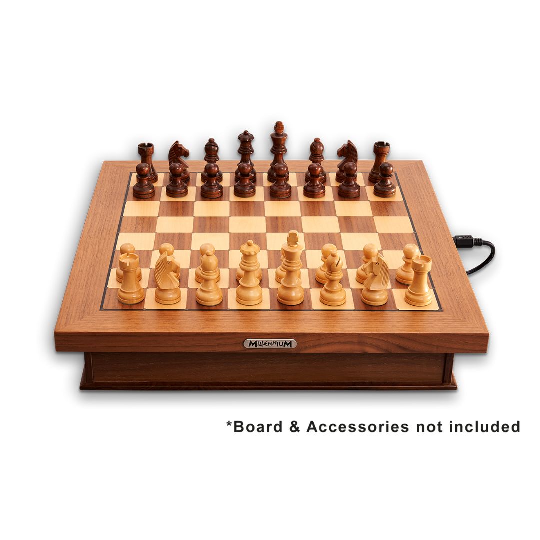 Schackdator från millennium placerad på lyxigt skåp med ström och schackpjäser på schackbrädet.