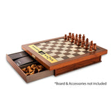 Millennium the king performance på luxe cabinet med de svarta pjäserna stående på schackbrädet medan de vita ligger placerade i lådan tillsammans med chess link och chess volt