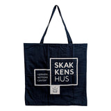 Stor tygpåse i bomull med schackhusets logotyp tryckt på den