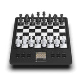 Millennium ChessChampion 2.0 elektronisk schackdator, sedd rakt framifrån med alla pjäser i startpositionen.
